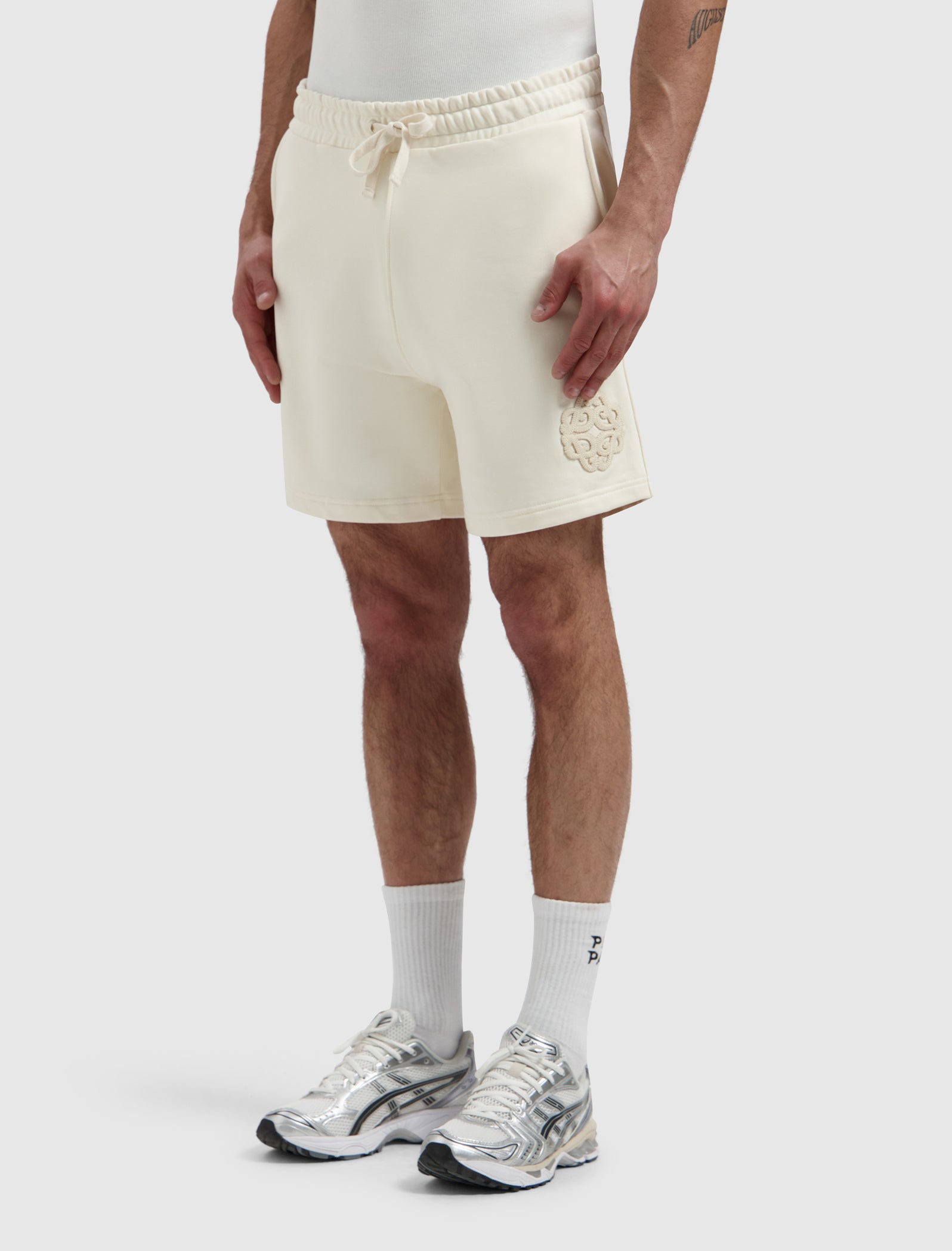 PURE PATH EMBLEM BADGE SWEAT SHORT Ecru