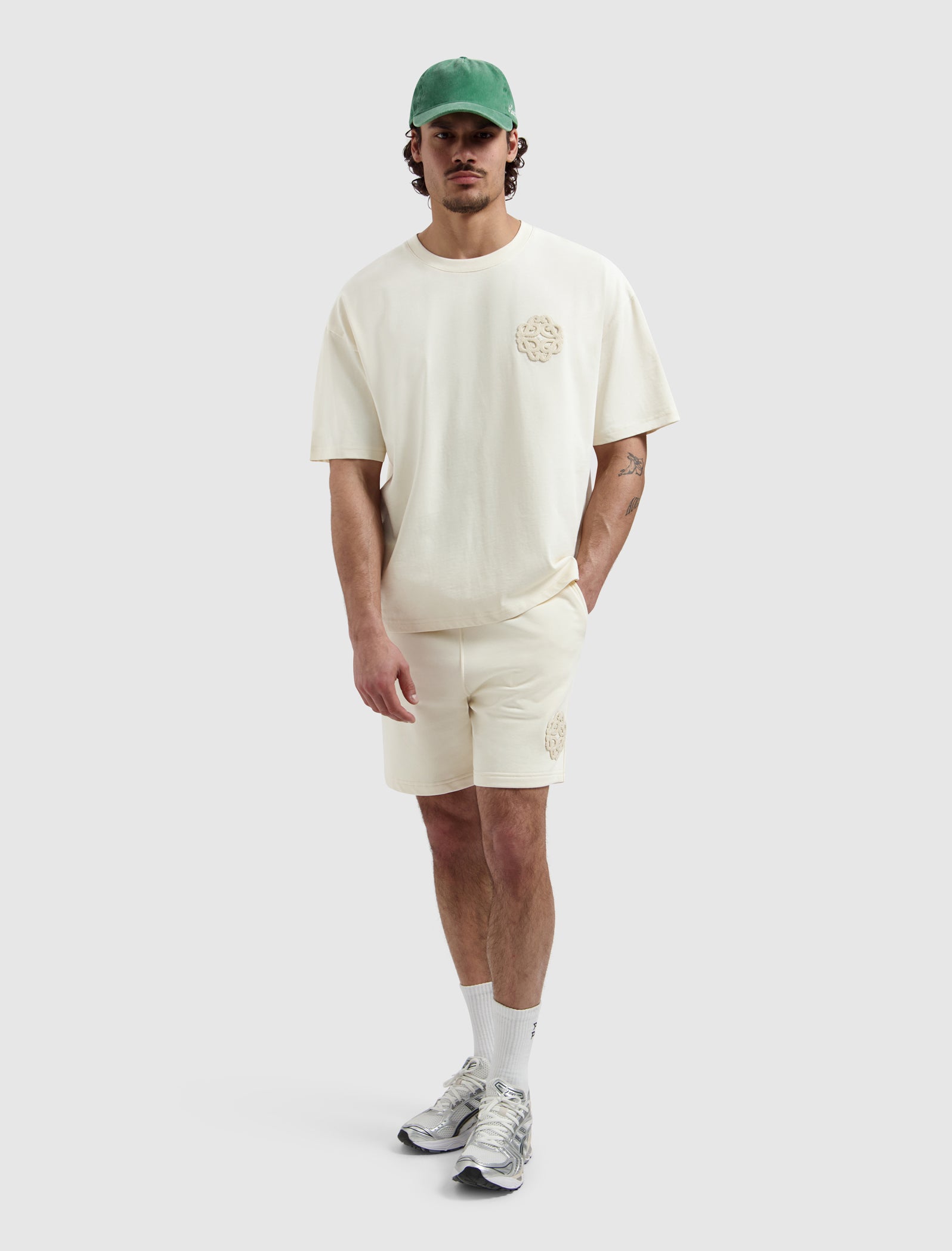 PURE PATH EMBLEM BADGE SWEAT SHORT Ecru