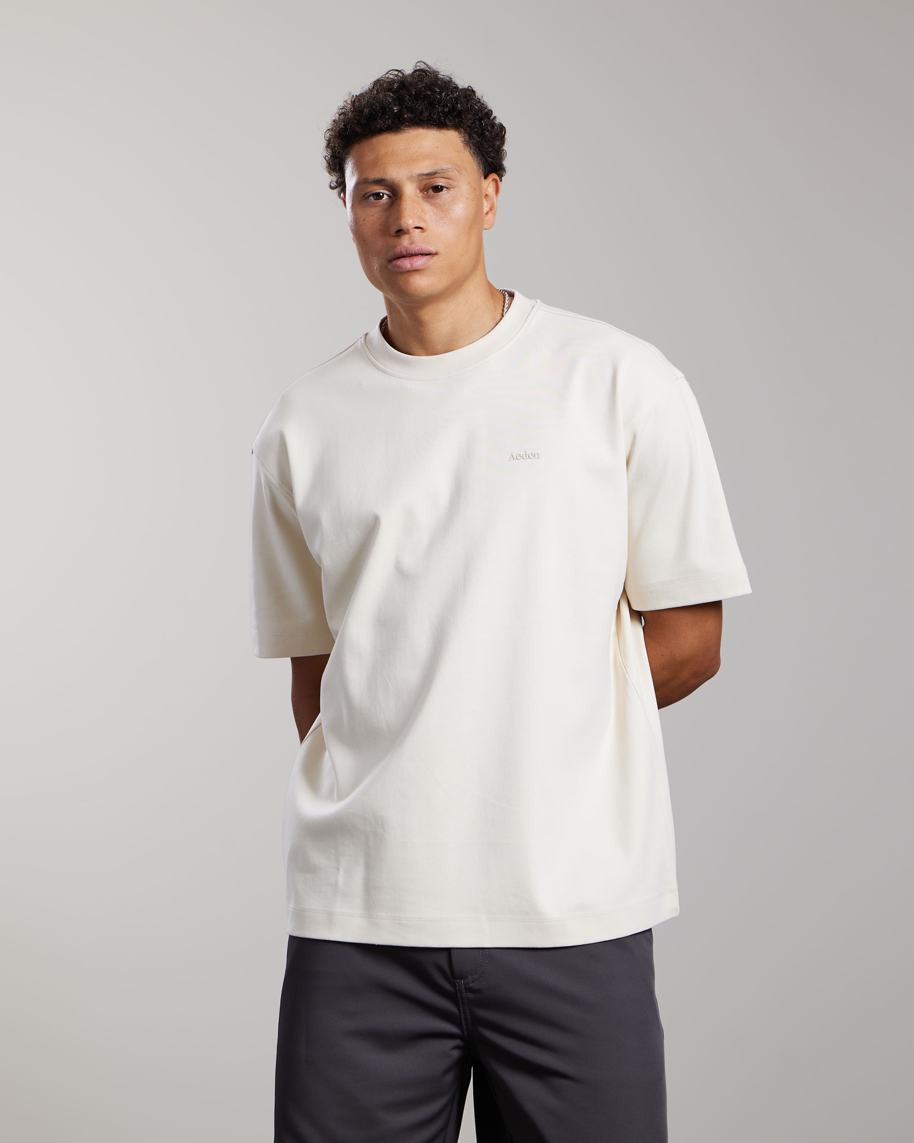 AEDEN LUMA TEE WHITE CAP GREY