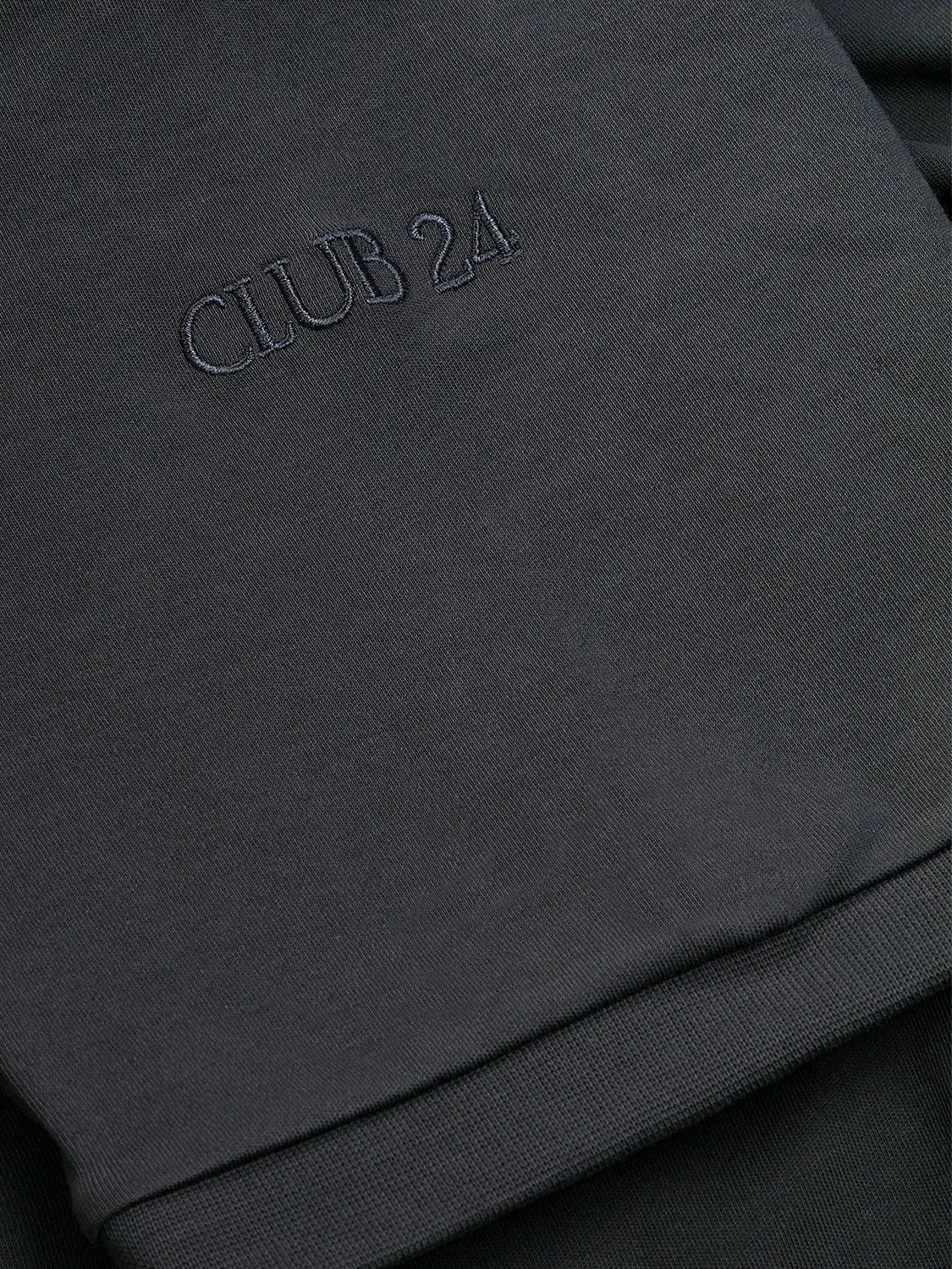 CLUB 24 TEE Caviar