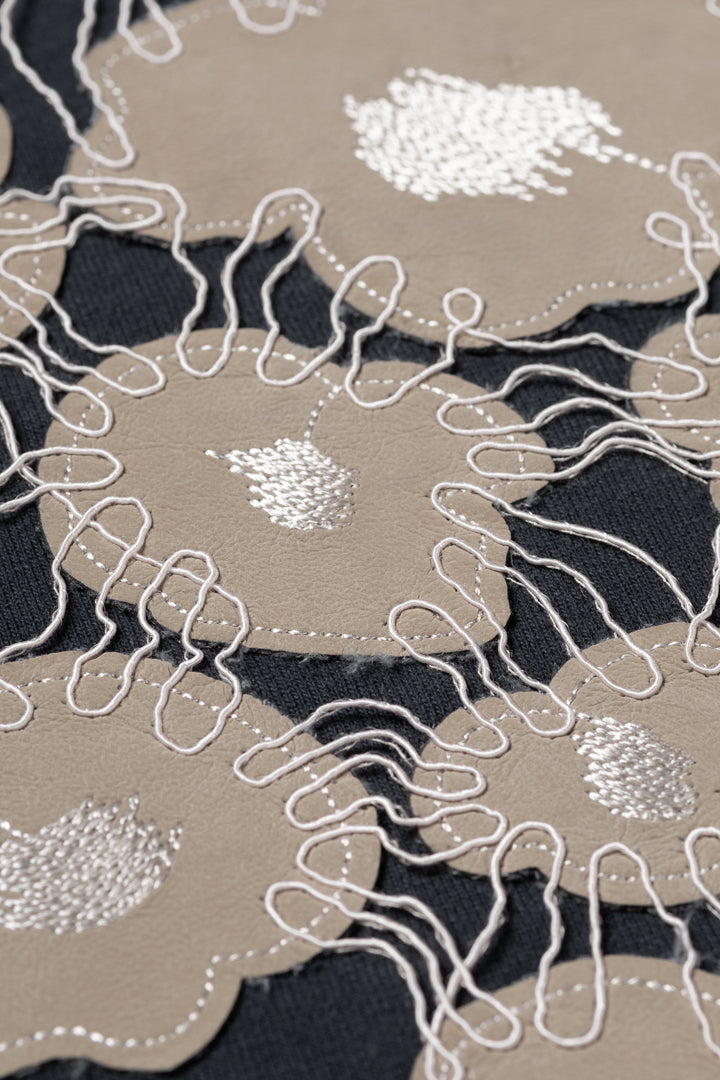 AMPÈRE AUGUST REGULAR TEE FLOWER PATCH | Black