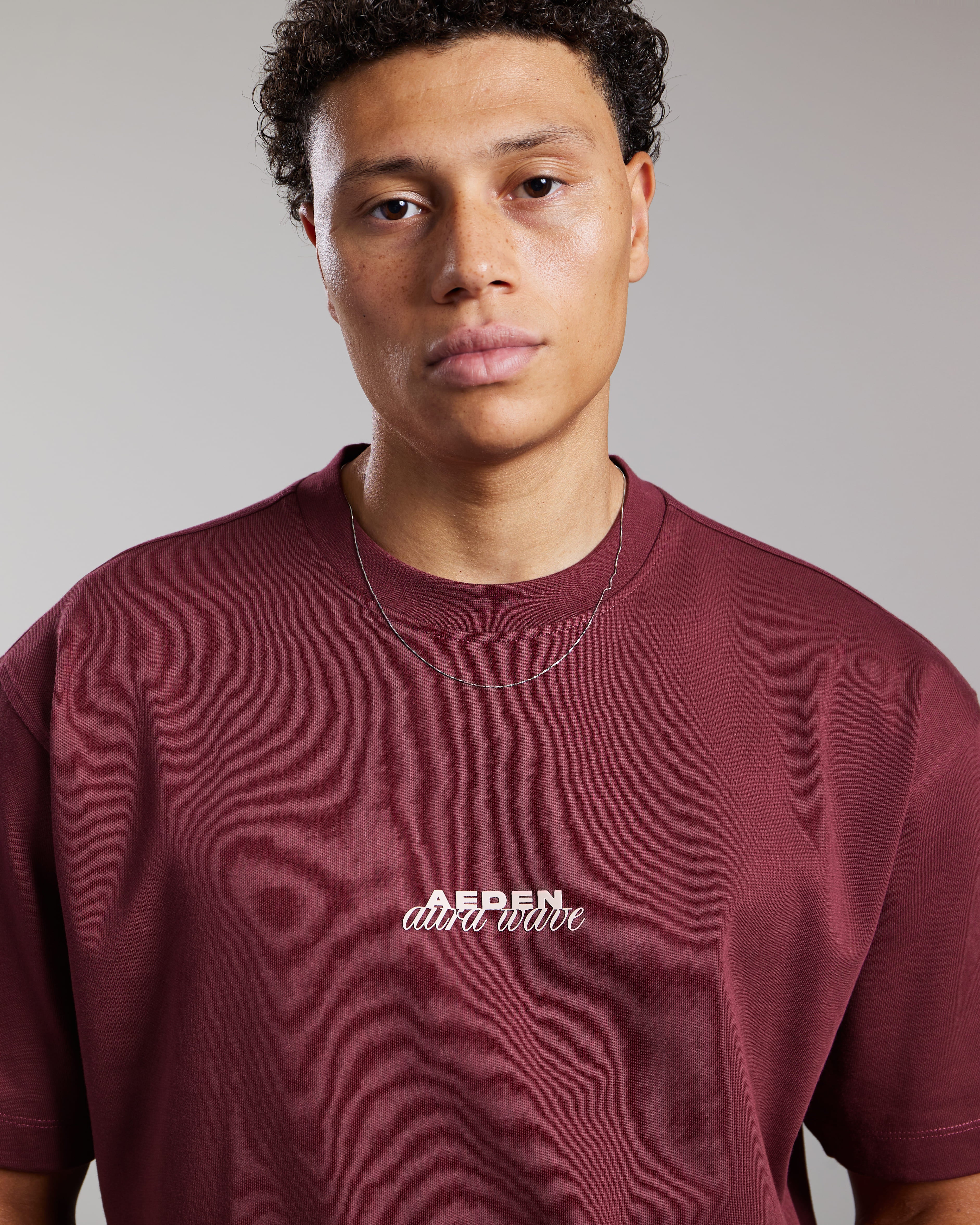AEDEN LUCIUS TEE BORDEAUX