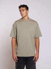 Afbeelding in Gallery-weergave laden, AEDEN MOURINO TEE | VETIVER