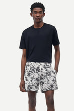 Afbeelding in Gallery-weergave laden, SAMSOE SAMSOE MOSES SWIM SHORTS AOP 14702 Blurred Flower Beluga