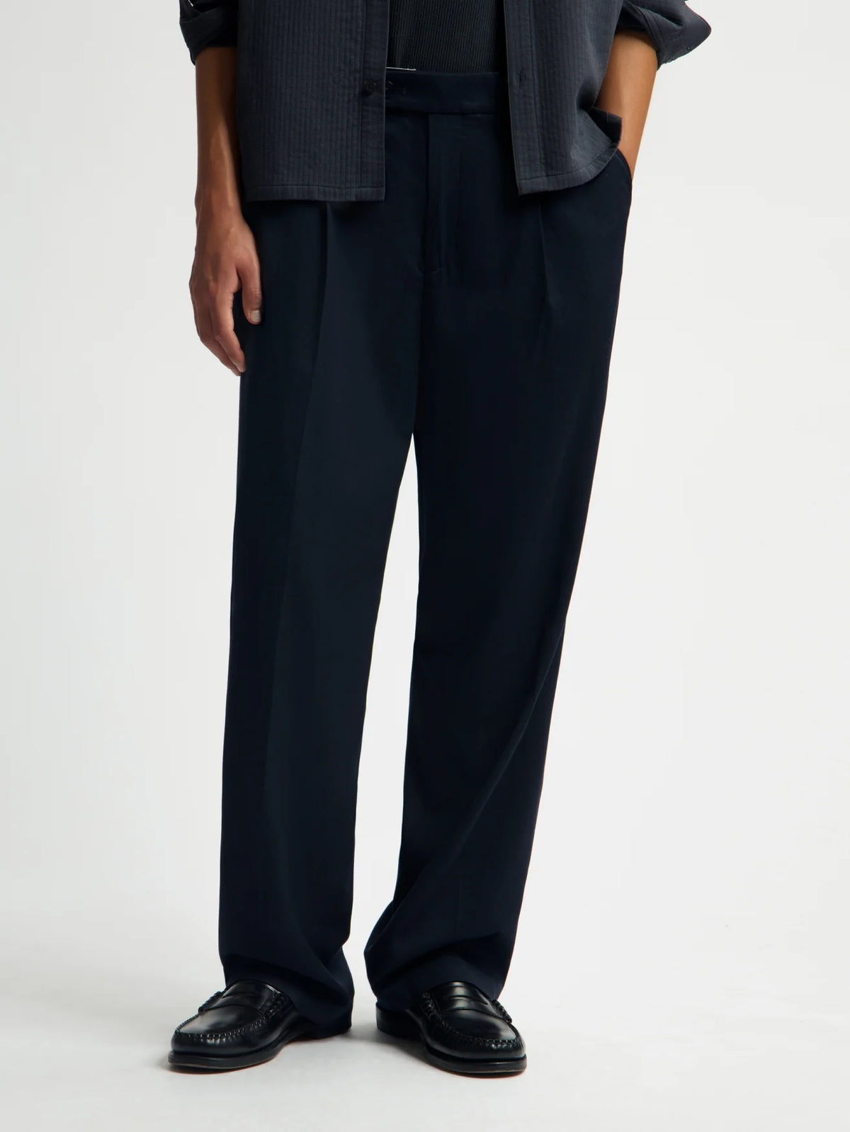 OLAF WOOL BLEND RELAXED PLEATED PANT Navy