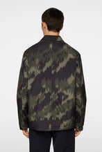 Afbeelding in Gallery-weergave laden, J.LINDEBERG NILE PRINT PADDED OVERSHIRT | WARP FOREST L