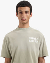 Afbeelding in Gallery-weergave laden, CROYEZ SPRAYED ATELIER T-SHIRT | DUSTY OLIVE
