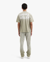Afbeelding in Gallery-weergave laden, CROYEZ SPRAYED ATELIER T-SHIRT | DUSTY OLIVE