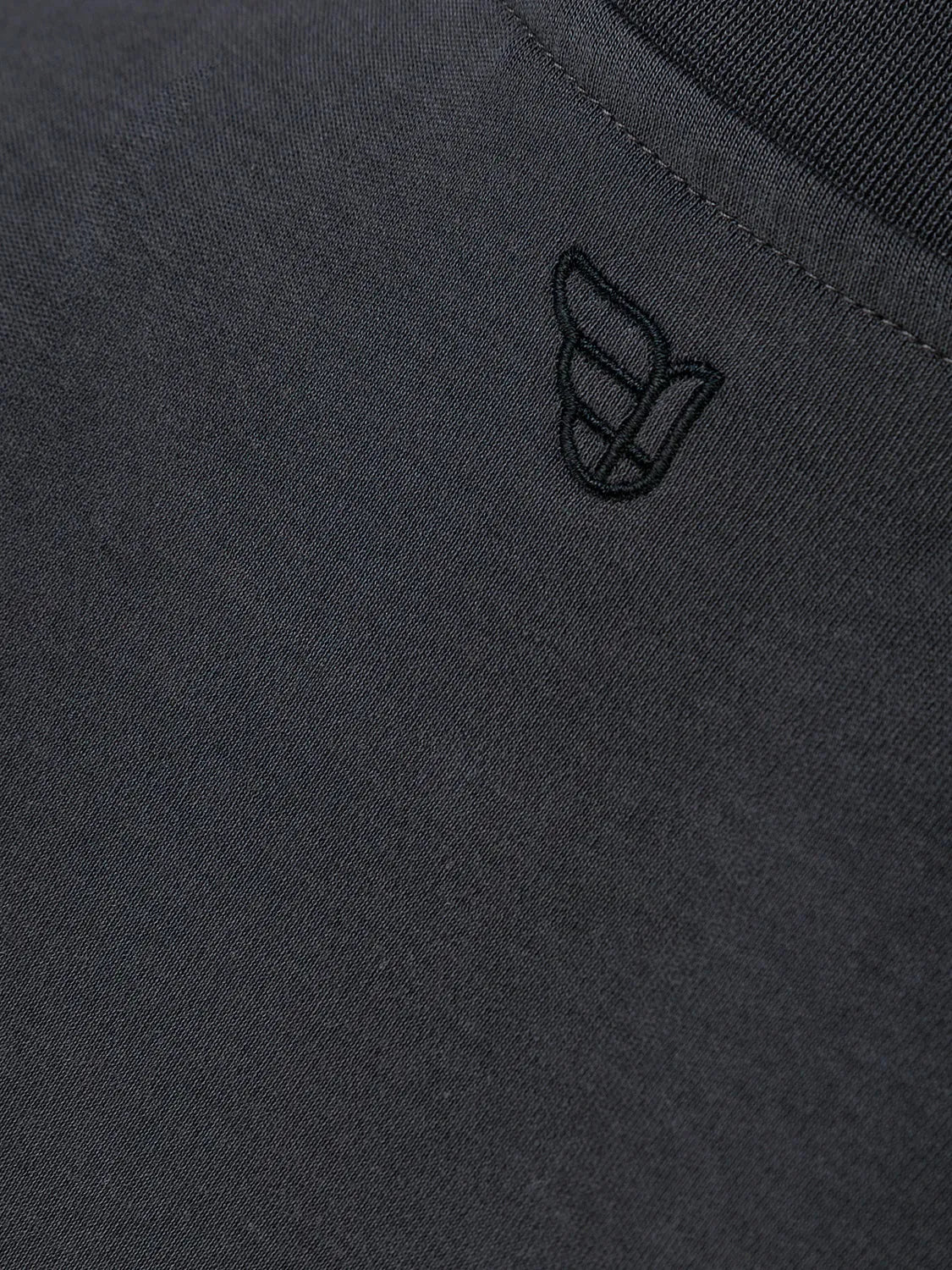 CLUB 24 TEE Caviar