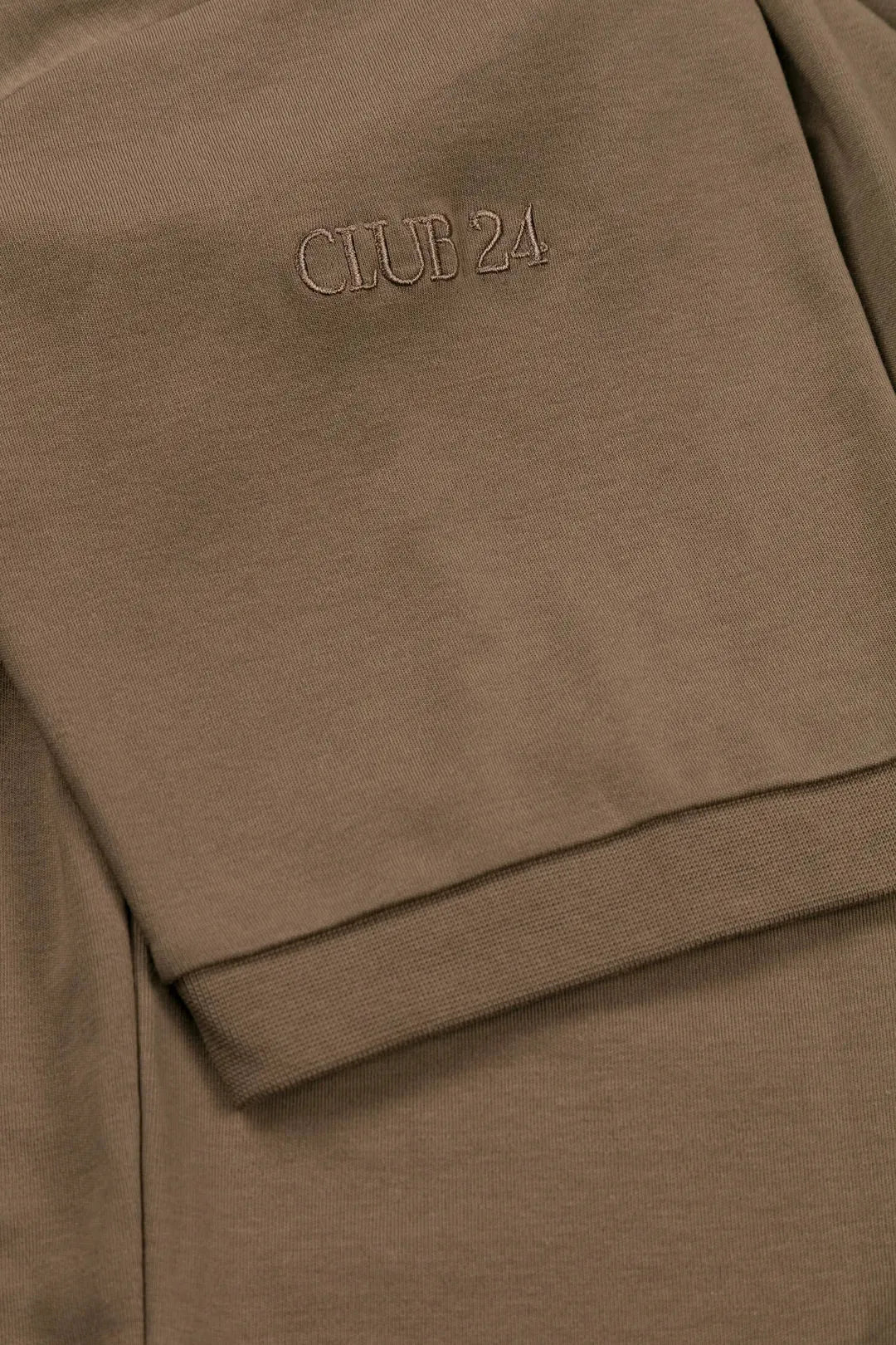 CLUB 24 TEE Club Mocha