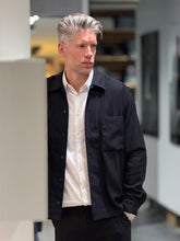 Afbeelding in Gallery-weergave laden, SAMSOE SAMSOE SADAMON GO OVERSHIRT 15844 Black Pinstripe