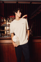 Afbeelding in Gallery-weergave laden, EDMONDS Le café bistro T-shirt - sand