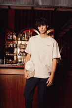 Afbeelding in Gallery-weergave laden, EDMONDS Le café bistro T-shirt - sand