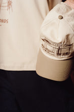 Afbeelding in Gallery-weergave laden, EDMONDS Le café bistro T-shirt - sand