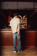 Afbeelding in Gallery-weergave laden, EDMONDS Le Café T-shirt - Dark sand
