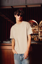 Afbeelding in Gallery-weergave laden, EDMONDS Le Café T-shirt - Dark sand