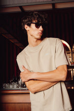 Afbeelding in Gallery-weergave laden, EDMONDS Le Café T-shirt - Dark sand