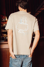 Afbeelding in Gallery-weergave laden, EDMONDS Le Café T-shirt - Dark sand