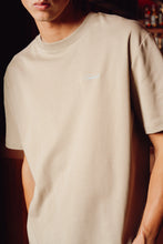 Afbeelding in Gallery-weergave laden, EDMONDS Le Café T-shirt - Dark sand