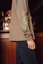 Afbeelding in Gallery-weergave laden, EDMONDS Le Poisson longsleeve Tee -Sand