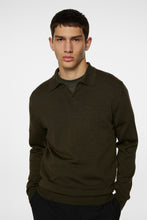 Afbeelding in Gallery-weergave laden, J.LINDEBERG KAI KNITTED MERINO POLO | FOREST GREEN MELANGE
