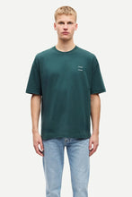 Afbeelding in Gallery-weergave laden, SAMSOE SAMSOE JOEL T-SHIRT 11415 Green Gables