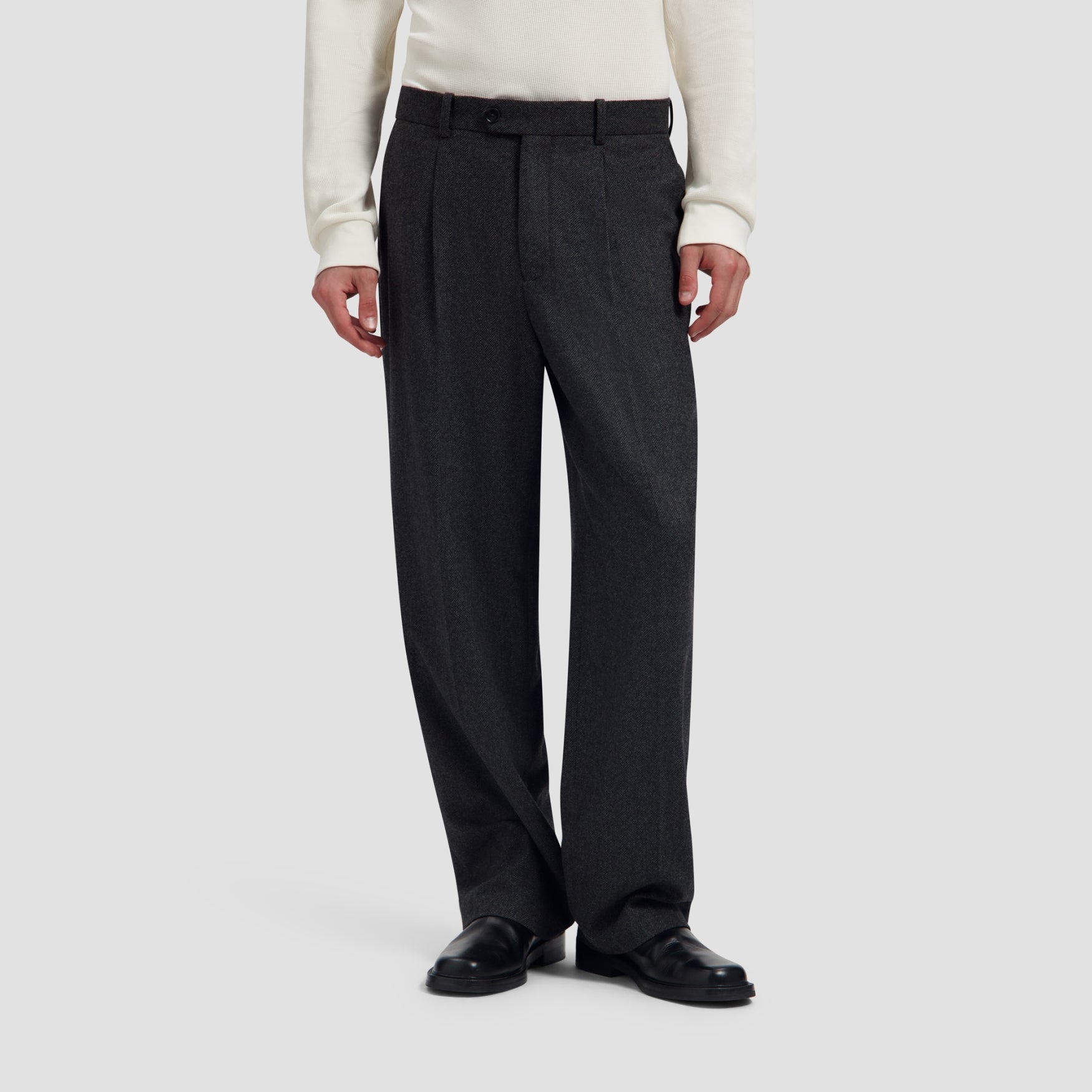 OLAF HERRINGBONE RELAXED PLEATED PANT Charcoal