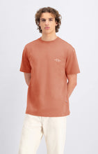 Afbeelding in Gallery-weergave laden, LAWOF THE SEA SUN ARTWORK TEE Desert Sand