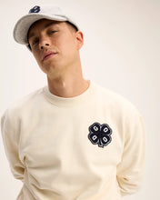 Afbeelding in Gallery-weergave laden, GOODPEOPLE Logan Clover Patch Sweater Off White
