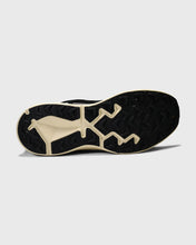 Afbeelding in Gallery-weergave laden, MERCER RE RUN MAX NUBUCK - BLACK