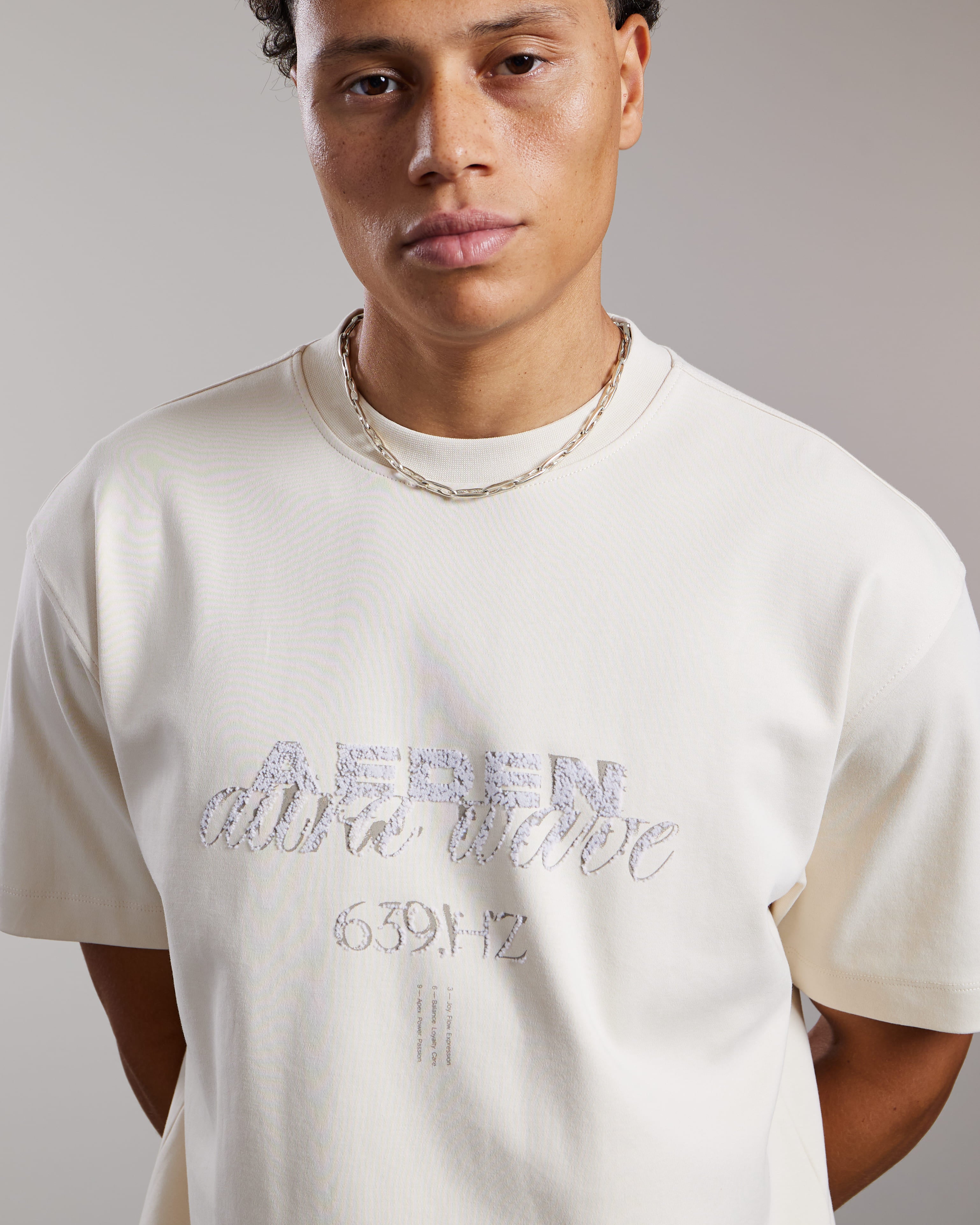 AEDEN NERO TEE WHITE CAP GREY