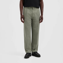 Afbeelding in Gallery-weergave laden, ØLÅF Regular Pleated Pant Smokey Olive