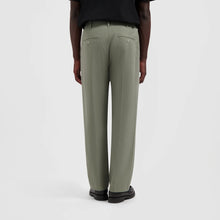 Afbeelding in Gallery-weergave laden, ØLÅF Regular Pleated Pant Smokey Olive