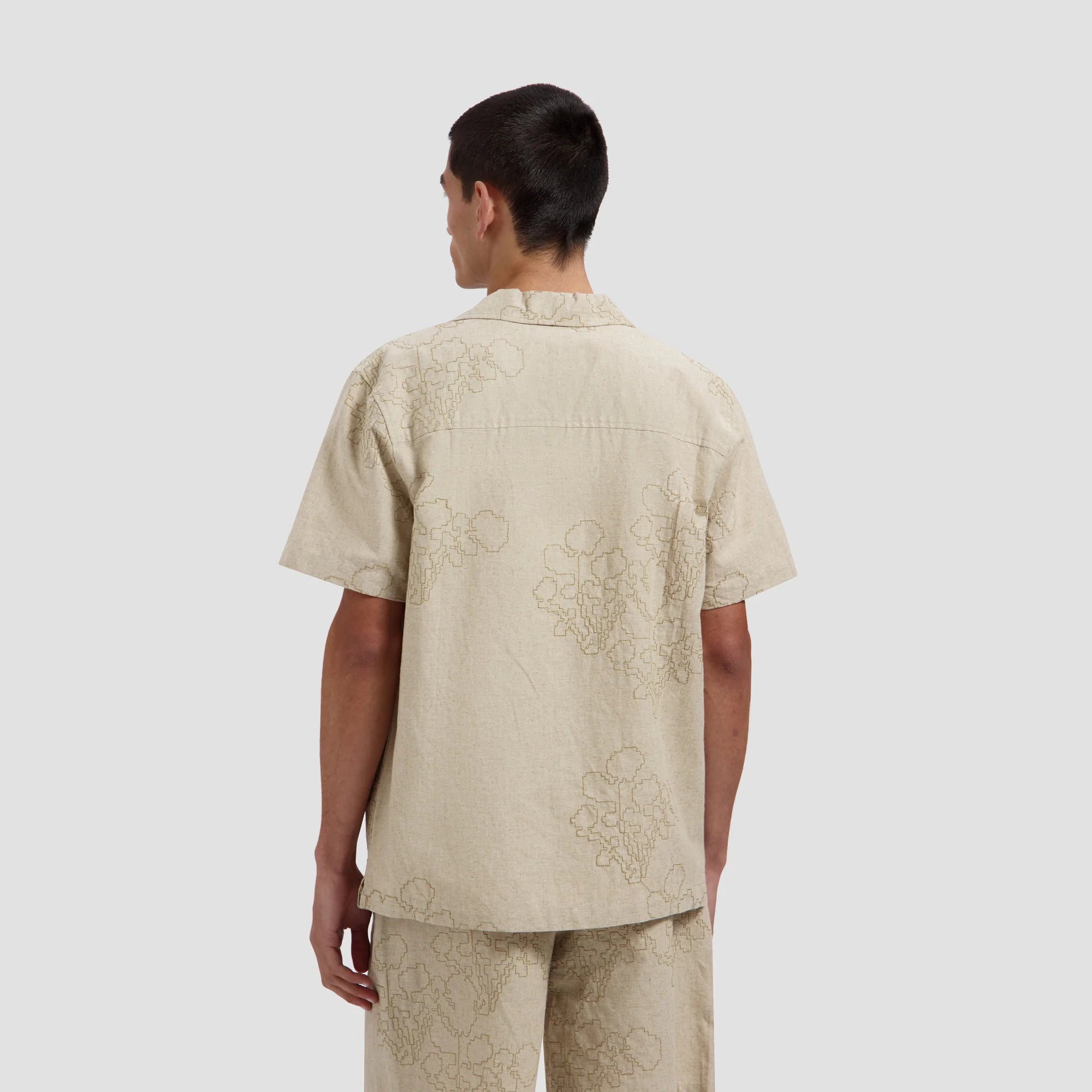 OLAF EMBROIDERED FLOWER SS SHIRT - CEMENT