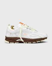 Afbeelding in Gallery-weergave laden, MERCER THE RE-RUN GRAPE - White/Brown
