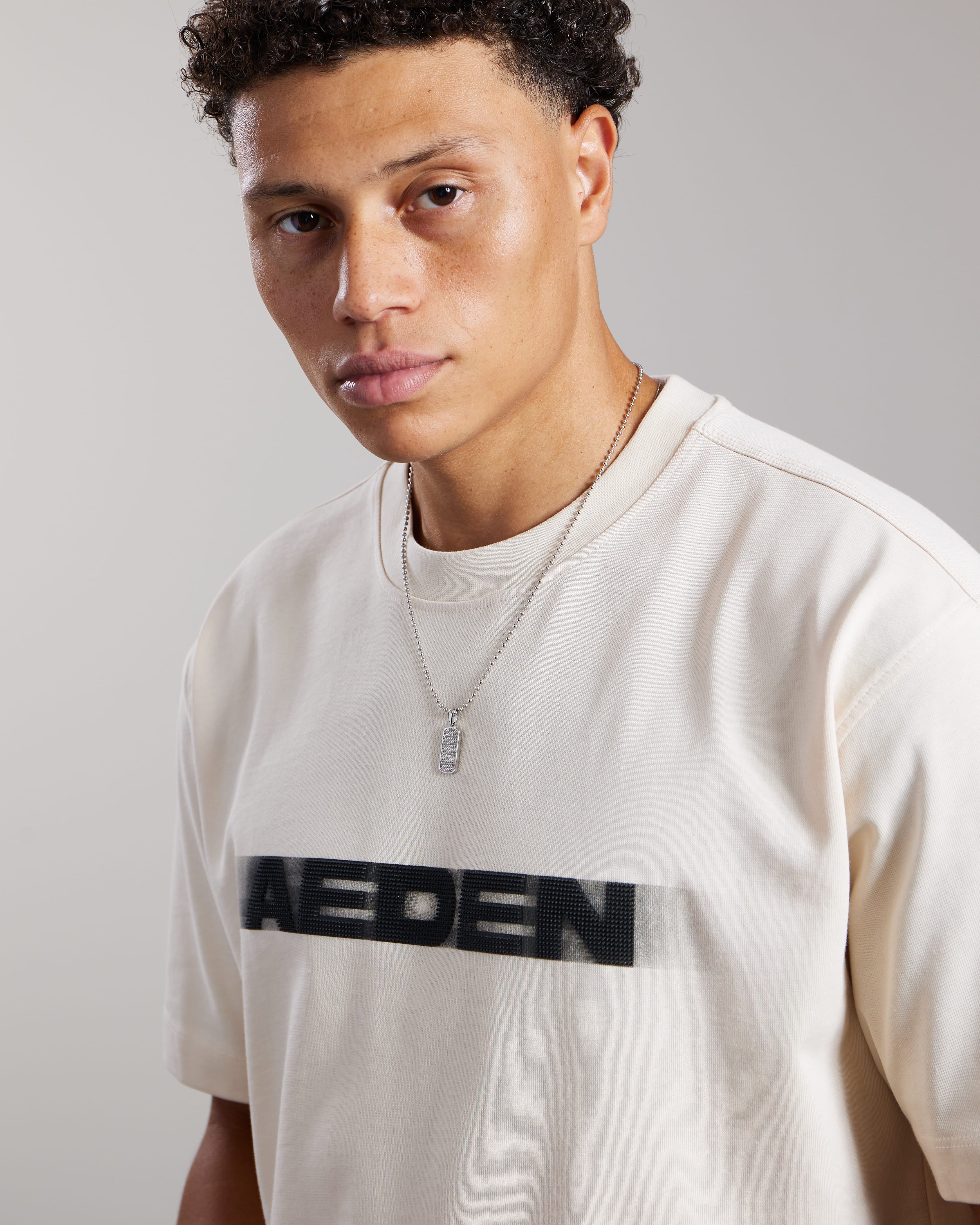 AEDEN SHADE TEE WHITE CAP GREY
