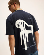 Afbeelding in Gallery-weergave laden, GOOD PEOPLE TAKI ARTWORK TEE Navy