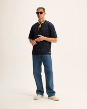 Afbeelding in Gallery-weergave laden, GOOD PEOPLE TAKI ARTWORK TEE Navy