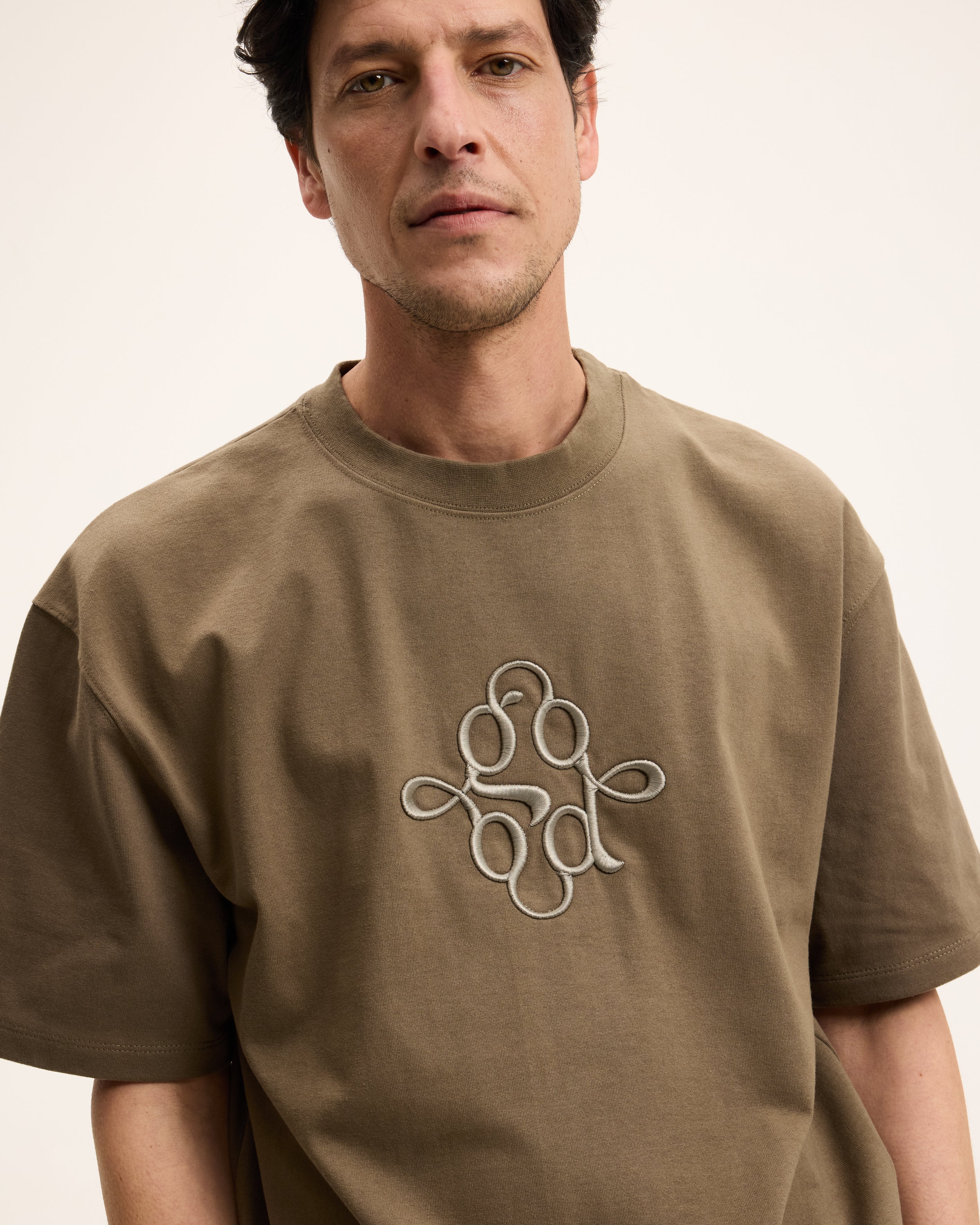 GOOD PEOPLE Trace Embroidery Signature Tee Earth