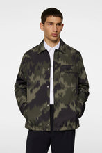 Afbeelding in Gallery-weergave laden, J.LINDEBERG NILE PRINT PADDED OVERSHIRT | WARP FOREST L